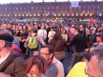 Farandole sur la place du Capitole noire de monde