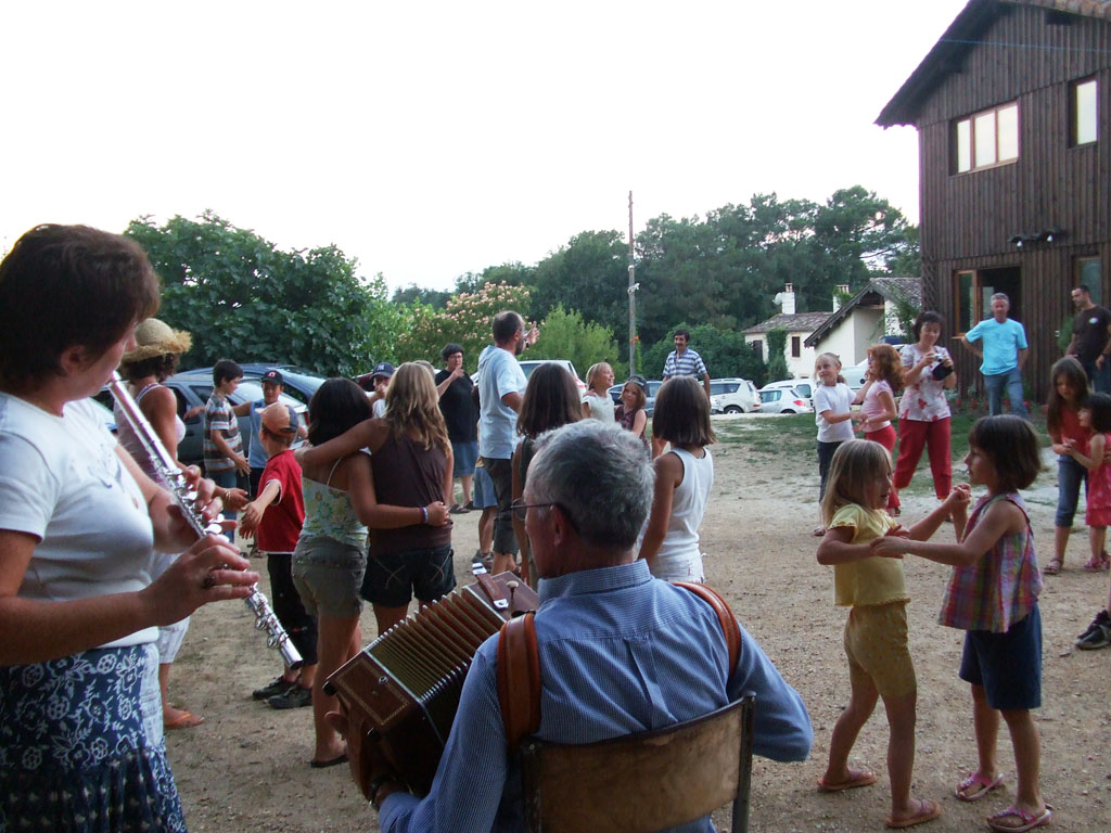 Les enfants du centre de loisirs de Ruffiac campent à Sigalens. Veillée danses traditionnelles animée par ATP Les enfants du centre de loisirs de Ruffiac campent à Sigalens. Veillée danses traditionnelles animée par ATP