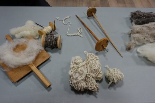 Stages de filage et de cuir.